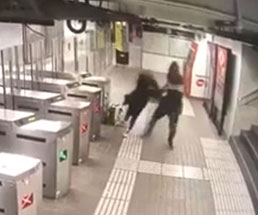 駅の改札口で男に荷物を盗まれそうになり引きずり回されて殴られる女性…
