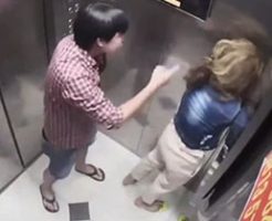 エレベーターの中で容赦なく女性をぶん殴る男がヤバすぎ…