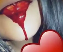 自分の舌をカッターで傷つけ大量の血を垂らすメンヘラ系な女性