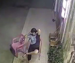 床屋の前で椅子に座り電話をしていた女性、逃げる方向を間違った模様…