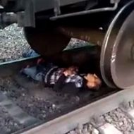轢かれて両足を失った男性が電車の下で苦しんでる…