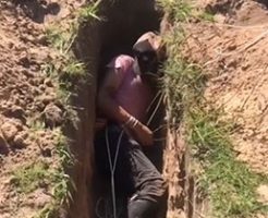 穴を掘らされそれに入らされた男は射殺処刑される