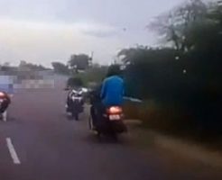 交通ルールを守らないバカのせいで巻き込まれるバイク同士の正面衝突