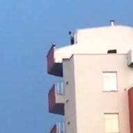 マンションの屋上から駆け出して飛び降り自殺する男性