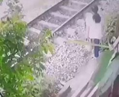 開始1秒の衝撃映像…電車に吹っ飛ばされる女性は生きていない
