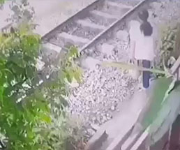 開始1秒の衝撃映像…電車に吹っ飛ばされる女性は生きていない
