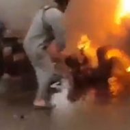 車の爆発事故で身体が真っ黒になっている男性を炎から引っ張る