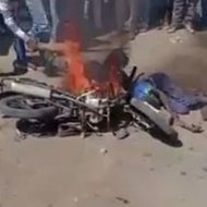 燃えたオートバイに押し付けられて住民たちから暴行を受ける泥棒二人…
