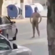 全裸で道路を歩き車の邪魔をする男がワンパンノックされとるｗ