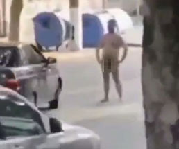 全裸で道路を歩き車の邪魔をする男がワンパンノックされとるｗ