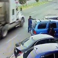 突如バックしてきた無能な運転手によって大型トラックに轢き殺される男性…