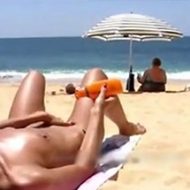 【無修正】乳首やクリトリスにピアスをつけた女性がビーチで全裸オナニーｗ