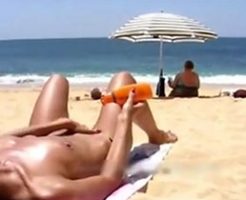 【無修正】乳首やクリトリスにピアスをつけた女性がビーチで全裸オナニーｗ