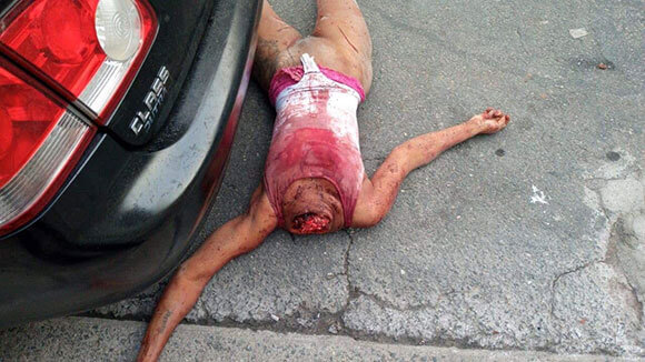 首を切断されマンコ丸見えの状態で通りに放置された女性の死体