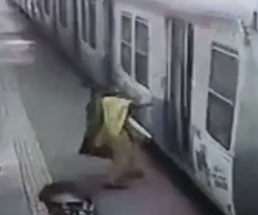 動き出した電車に飛び乗ろうとして吹っ飛ばされる女性