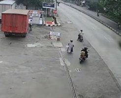 道路へ向かっていくバイク2台と徒歩1人をいきなりトラックが襲う…