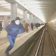 電車にダイナミック飛び込みして自殺を図った男性