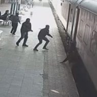 プラットホームに落ちた男性が電車に挟まれごろごろグルグル…