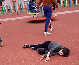 【胸糞注意】公園で遊んでいた子供が突然やって来た父親から地面に叩きつけられる