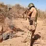 ボコ・ハラムのメンバーを処刑するナイジェリア兵士たち