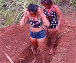 自分で穴を掘らされその中に死体を埋められる女性二人