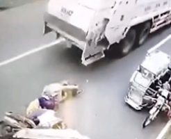 ゴミ収集車がバイクの運転手に確実な死を与える…