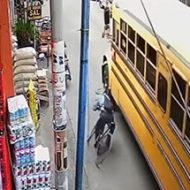 自転車に跨った男が倒れ込んでバスに轢かれた結果…