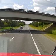 橋からの飛び降り自殺に巻き込まれたトラックの車載映像がこちら