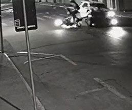 バイクに乗ったカップルが吹っ飛ばされる当て逃げ事故発生