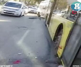 開いた車のドアにぶつかり倒れた女性がバスに轢かれる悲劇…