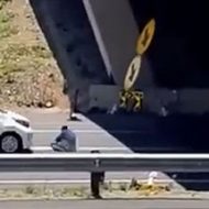 橋からタイミングを見計らって飛び降り車に轢かれる男性