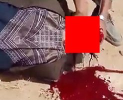 イスラム教徒が公開斬首処刑をして男の首を掻っ切る…