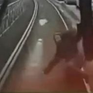 縁石に躓いた女の子が路面電車に轢かれてしまう悲劇！