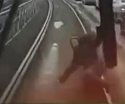 縁石に躓いた女の子が路面電車に轢かれてしまう悲劇！