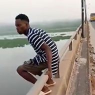 男性が橋から海に飛び込む直前から撮られた衝撃映像