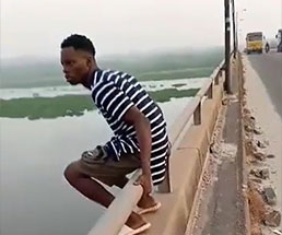 男性が橋から海に飛び込む直前から撮られた衝撃映像