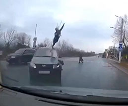 道路を横断していた女性が車に吹っ飛ばされ宙を舞う