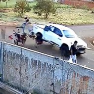 車の横っ腹に突っ込んだバイクに乗るカップルが吹っ飛ぶ瞬間！