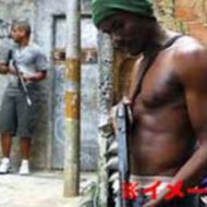 ブラジルギャングの拷問殺害映像。捕まっているのは人身売買業者の男らしく、 両手を縛られながら耳をナイフで削ぎ落されてしまう。その後この男は殺害されてしまった…