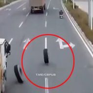 外れたトラックのタイヤが後ろから追いかけてバイクを吹っ飛ばすビックリ映像！