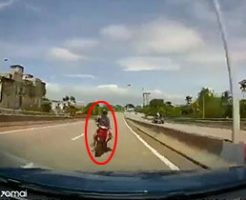 高速道路をバイクで逆走していたバカが即死する瞬間…