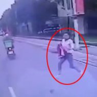 自殺志願者の女性がバスに轢かれたくて道路に突っ込んできたドラレコ映像…