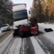 雪道でスリップしてトラックと衝突し、一家全員が死亡した恐怖のドラレコ映像…