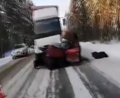雪道でスリップしてトラックと衝突し、一家全員が死亡した恐怖のドラレコ映像…