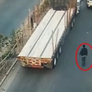 ゆっくりと停車中のトラックに近づく男→走り出した瞬間にタイヤに突っ込み自殺…