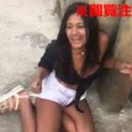 ブラジルのスラム街で撮影された映像です。若い美少女が盗みを犯してギャングたちを怒らせてしまい、 容赦なく木の板で身体を殴られまくる拷問を受けて叫び声を上げ続けています…
