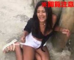 ブラジルのスラム街で撮影された映像です。若い美少女が盗みを犯してギャングたちを怒らせてしまい、 容赦なく木の板で身体を殴られまくる拷問を受けて叫び声を上げ続けています…