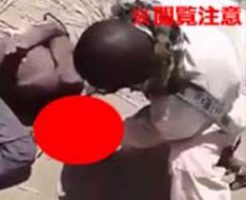 ナイジェリアで撮影された映像です。兵士に捕まったテロリストが、生きたままナイフで首を裂かれてしまい、 そのまま出血死するまで暴行を受け続けています…