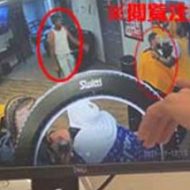 アメリカの床屋で起きた強盗の襲撃映像。 銃を構えながら強盗がやってくるが、偶然客として店内に居た警官に射殺されてしまった…