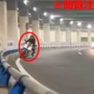 トンネル内で撮影されたバイクの事故映像。 猛スピードで奥からバイクが走ってくるが、速度を出し過ぎてカーブを曲がり切れず柱に直撃…